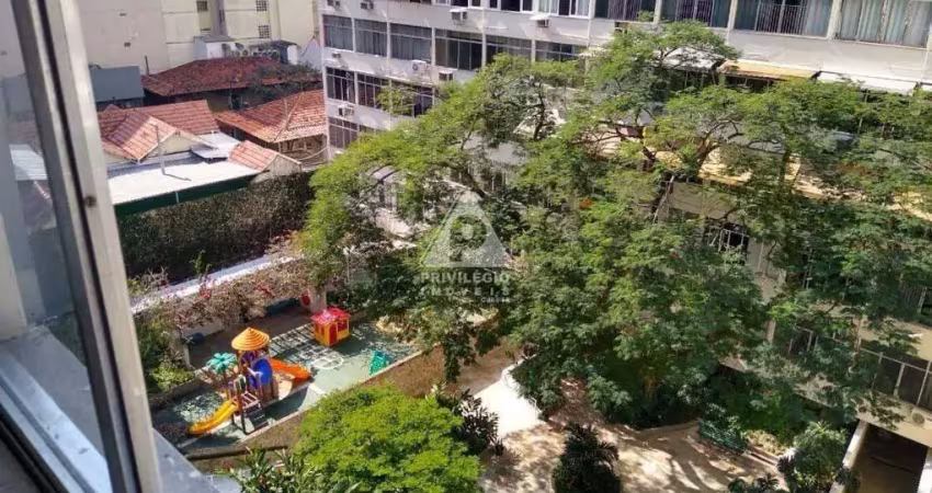 Oportunidade apartamento composto sala, 2 quartos com armários embutidos, cozinha, banheiro social, dependência de empregada completa.