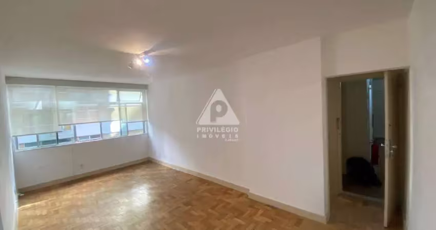 3 quartos, 3 banheiros e 1 vaga na escritura. 86m² - leblon, rua com guarita!