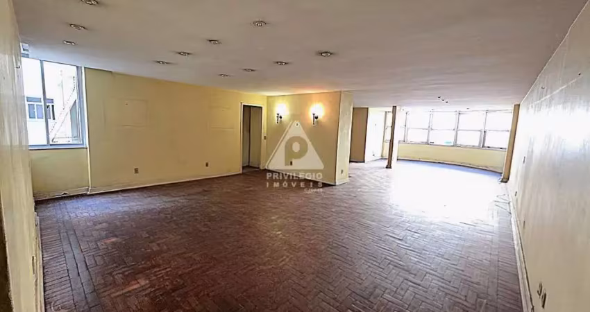 EXCELENTE APARTAMENTO COM 3 QUARTOS - ÁREA NOBRE DE COPACABANA