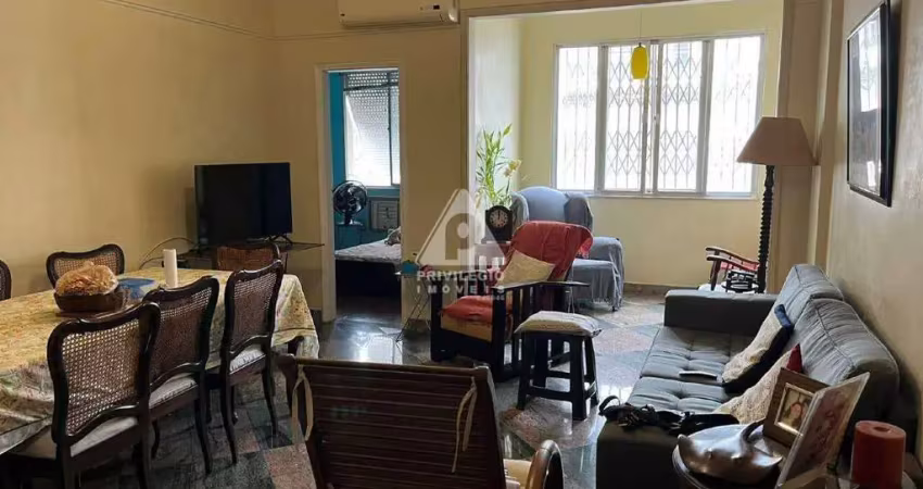 Em Botafogo! Excelente apartamento com três quartos na rua Voluntários da Pátria, próximo à rua Dona Mariana.
