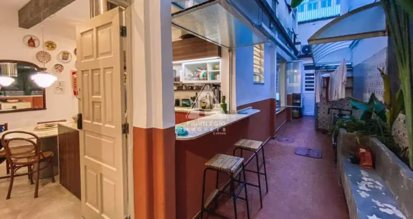 Apartamento tipo casa à venda, 2 quartos, área externa, 85m², botafogo/rj.