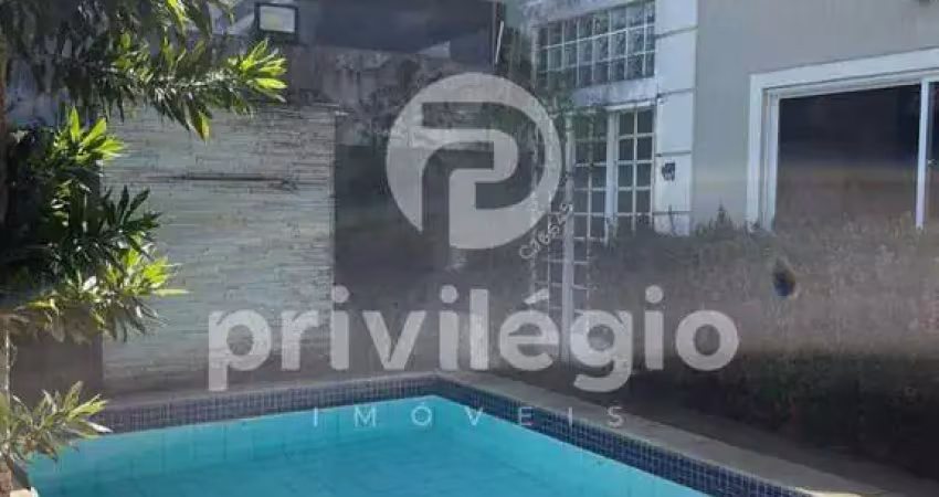 Casa triplex em condomínio no recreio com 5 suítes, piscina e vista para montanhas