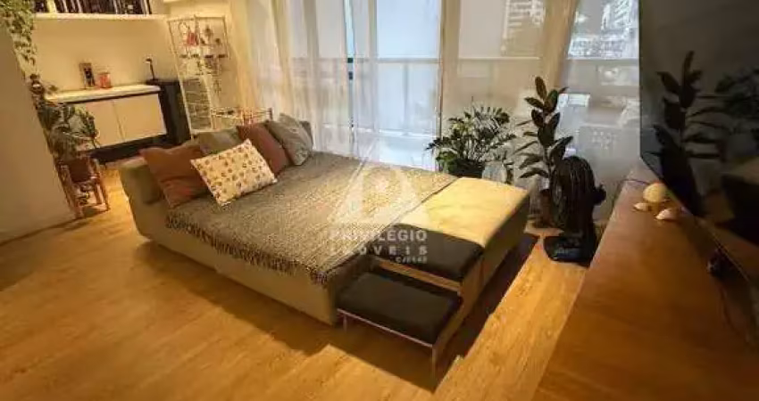 Excelente apartamento reformado em botafogo – 2 suítes, varanda e 2 vagas