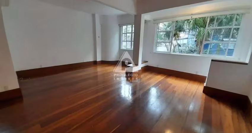 Apartamento amplo de 3 quartos com 2 vagas de garagem em lugar nobre, arborizado e silencioso.