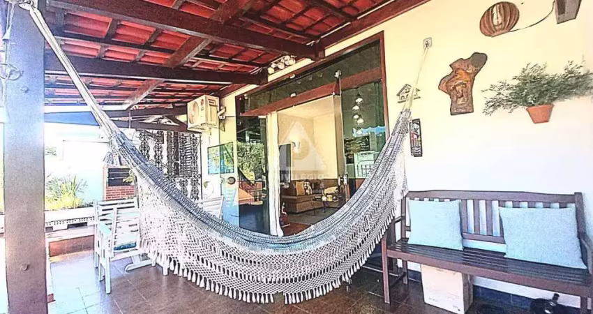 Cobertura linear com 3 quartos, 2 banheiros sociais. terraço. 1 vaga de garagem em laranjeiras!