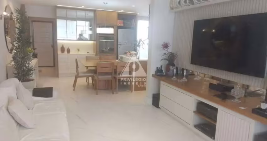 Excelente apartamento de três quartos e amplas varandas com dependência completa.
