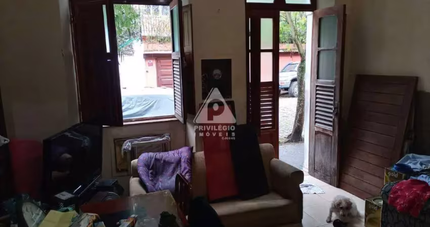 No jardim botânico: ótima casa de rua composta de sala, espaçoso quarto, ampla cozinha, banheiro social e área externa.