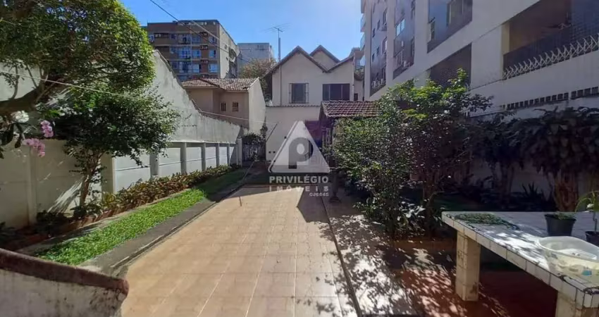 Jardim botânico, casa com 3 quartos, lavanderia, quintal, canil, garagem para 7 carros.