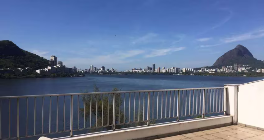 Cobertura linear, com vista indevassada total para lagoa.