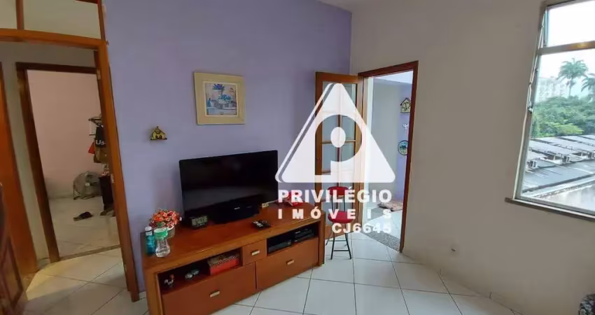 Apartamento de 2 quartos, varanda, dependência, área de serviço