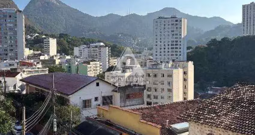 Apartamento de 3 quartos com 1 suíte à venda , completamente reformado em rua sem saída de laranjeiras.