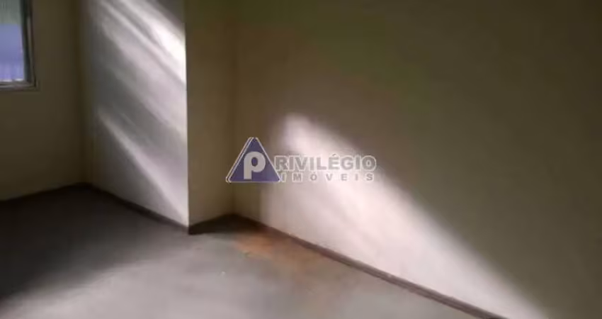 Casa de rua, 8 quartos, 2 banheiros - 114m² - botafogo