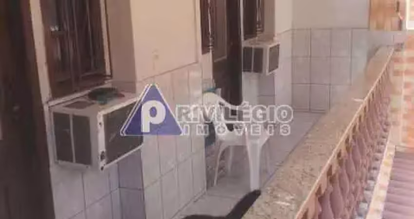 Casa triplex em botafogo com 5 quartos e vaga de garagem.