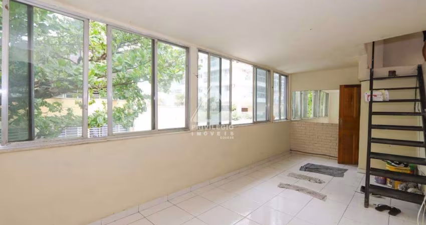 Em botafogo! apartamento de quarto e sala, com direito a um amplo terraço.