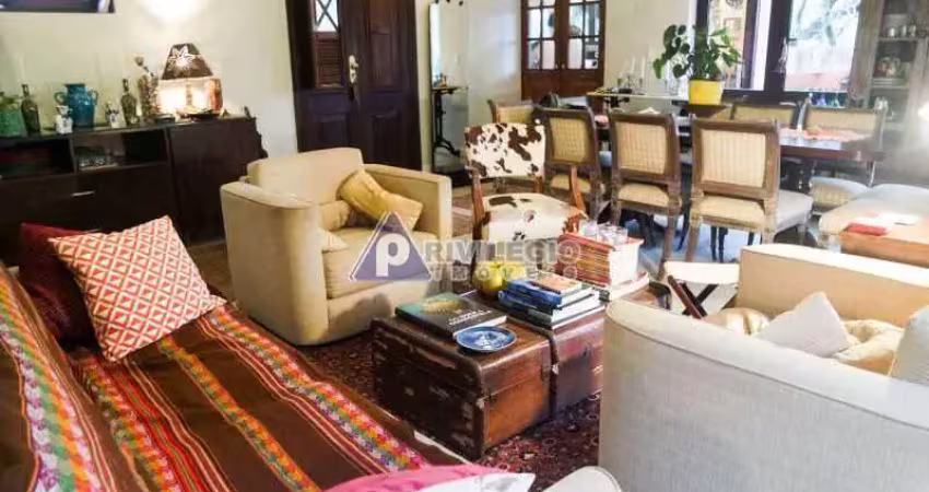 Casa à venda na lagoa, 4 quartos (sendo 1 suíte), área externa, 3 vagas