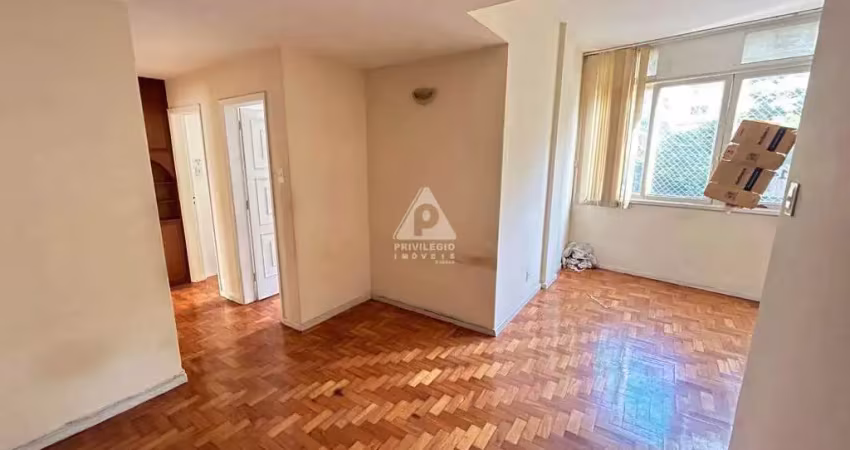 Exelente três quartos com dependência completa, no coração de copacabana.