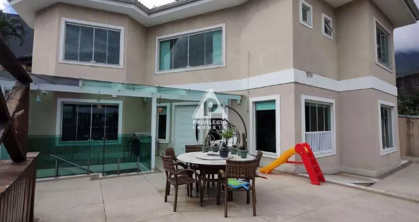 Casa de condomínio duplex, 4 quartos, 3 suítes, piscina 2 vagas