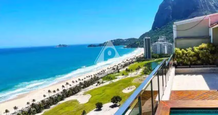 Linda cobertura triplex à venda em são conrado com vista panorâmica para o mar, pedra da gávea e montanha