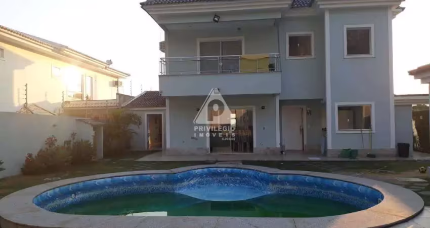 Excelente casa duplex em condomínio fechado, piscina, campo de futebol, 370 m²