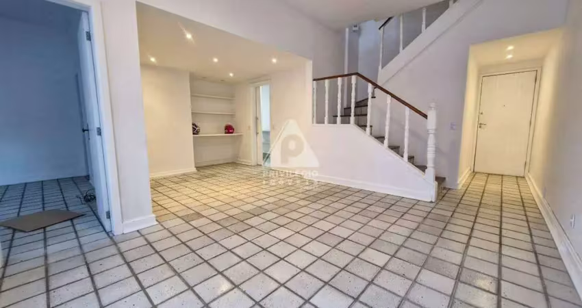 Apartamento duplex com vista para o mar – 3 quartos e vaga na quadra da praia!