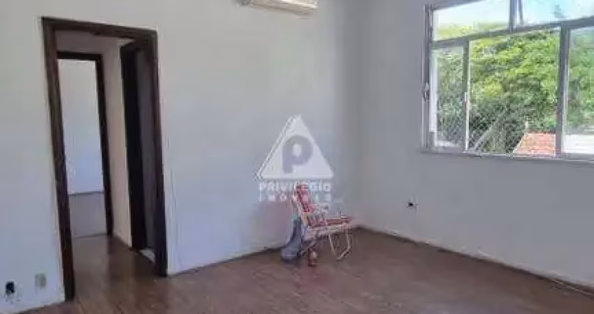 Excelente apartamento de 2 quartos, em rua tranquila com cancela particular.