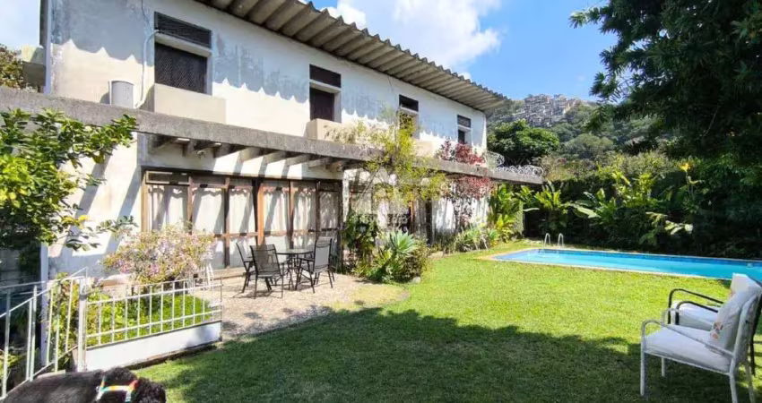 Casa duplex com 5 quartos, 5 vagas à venda entre santa teresa e laranjeiras!