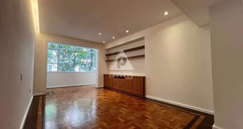 Apartamento em copacabana: 3 quartos, 1 suíte, vaga e a uma quadra da praia
