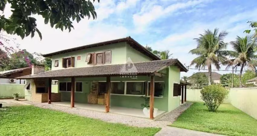 Casa de condomínio - com 250m², 5 quartos, sendo 1 suíte e 2 vagas - vargem grande