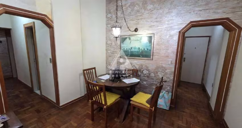 Confortável apartamento de fundos, com 87m². ampla sala, 3 quartos, cozinha, copa-cozinha, 2 banheiros, área externa e dce.