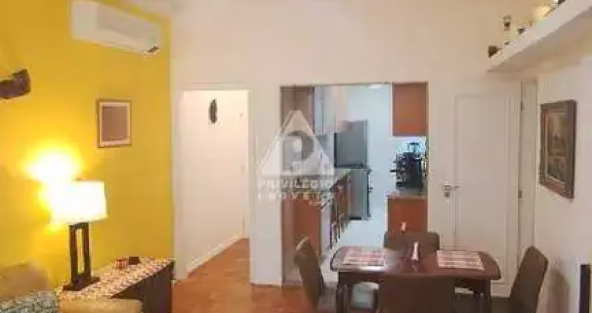 Apartamento todo reformado, frente, em rua nobre no leme a dois passos da praia!
