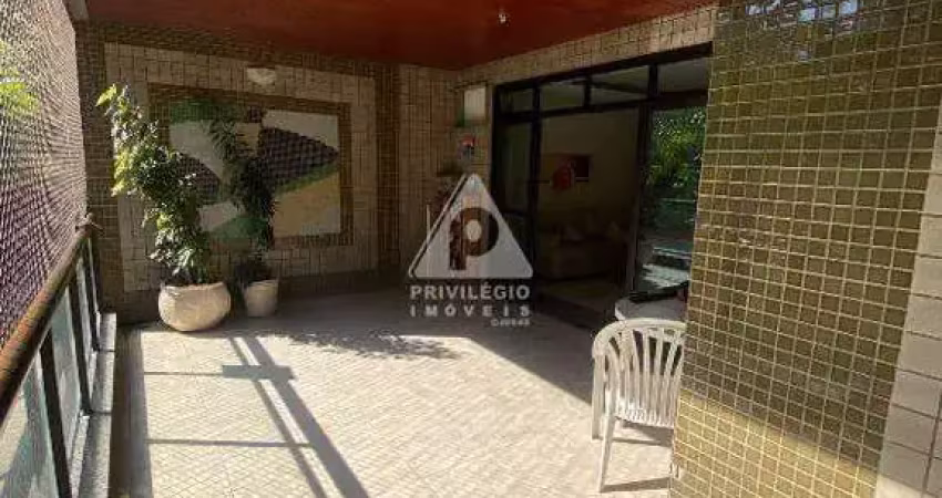 Qualidade de vida! venha morar a passos da praia. 4 qts, 2 suítes e 3 vagas demarcadas.