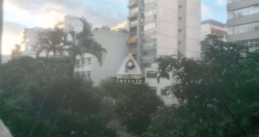 Maravilhoso apartamento de 3 quartos com varanda em excelente localização de Ipanema em rua transversal