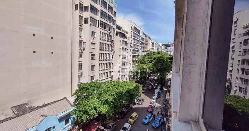 SALA, 3 QUARTOS E DEPENDENCIAS COMPLETAS PRÓXIMO A PRAIA E METRO !!