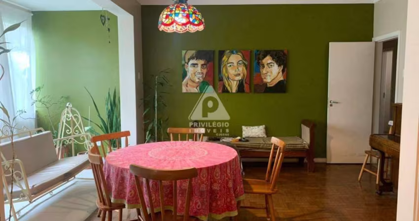 Privilégio Imóveis vende: Excelente imóvel 4 Quartos, 1 Suíte master, 1 Vaga