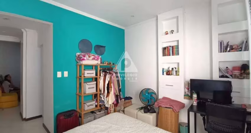 Saleta quarto reformado e mobiliado, quadra da praia, sol da manhã em copacabana