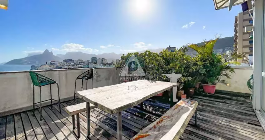 Cobertura duplex de 3 quartos com 2 vagas e vista mar, no posto 6.
