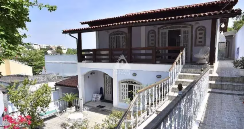 Casa à venda com piscina. 4 quartos, e 5 vagas!