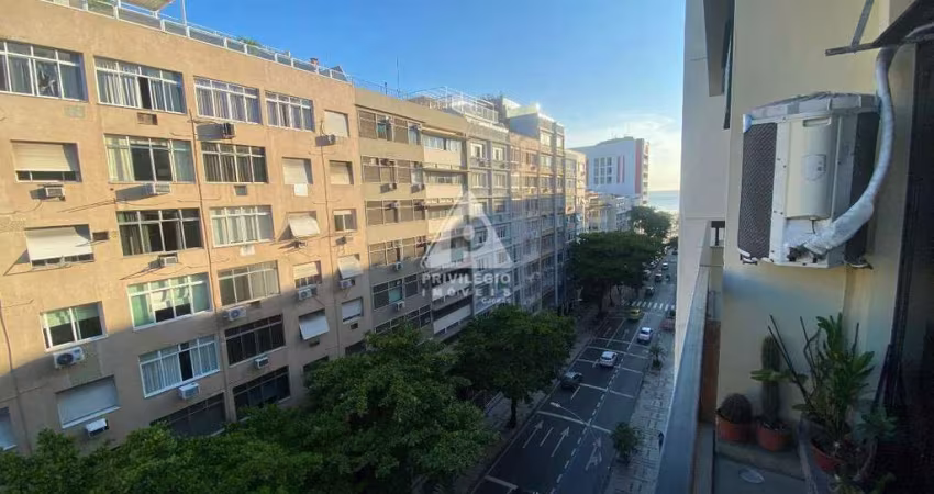 Arpoador! 70 m² sala em ambientes, 1 quarto com 2 vagas de garagem!! Vista lateral mar.