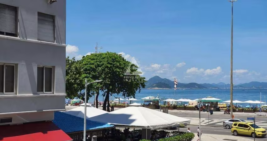 Apartamento a venda de 3 quartos quadra da praia Copacabana posto 6