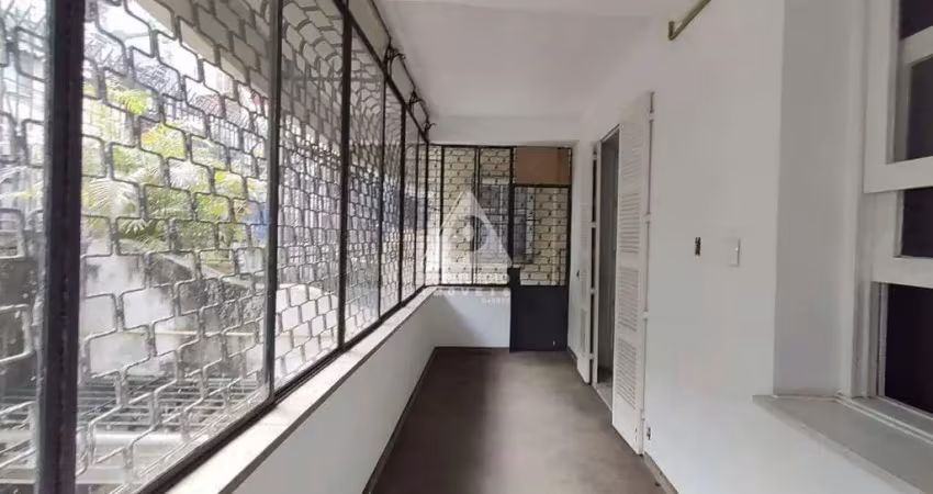 Salão, 4 quartos, 2 varandas internas, 2 banheiros sociais, 2 dependenciais completas e uma vaga de garagem escriturada em prédio tradicional em cop