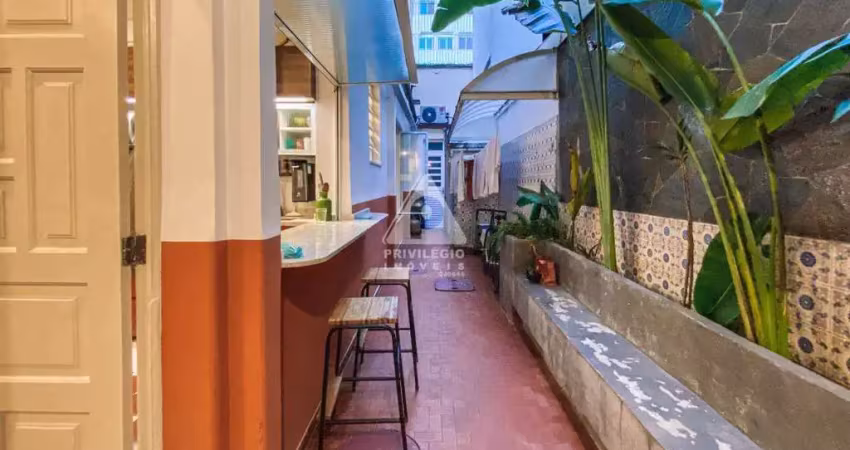 Apartamento tipo casa à venda, 2 quartos, área externa, 85m², botafogo/rj.