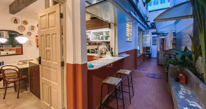 Apartamento tipo casa à venda, 2 quartos, área externa, 85m², botafogo/rj.