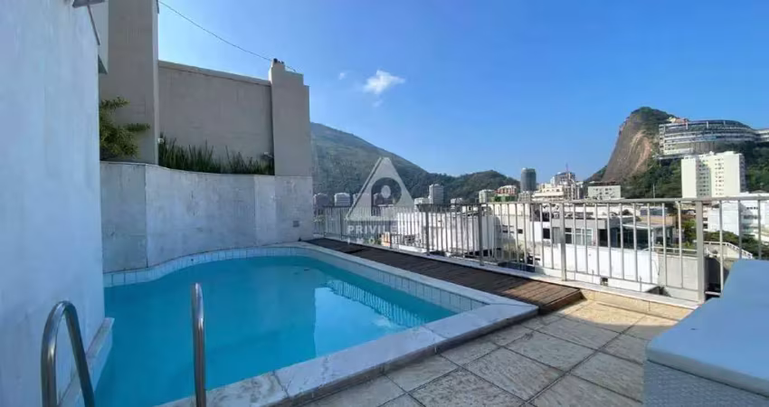 Cobertura linear com 3 quartos, 4 vagas de garagem e área externa com piscina social!! 302m²
