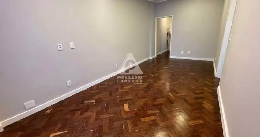 Apartamento 2 qts, dependência completa no posto 4!
