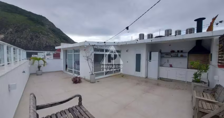Cobertura duplex, 3 quartos sendo 1 suíte, 1 vaga na escritura, área externa, churrasqueira, posto 4 em copacabana.