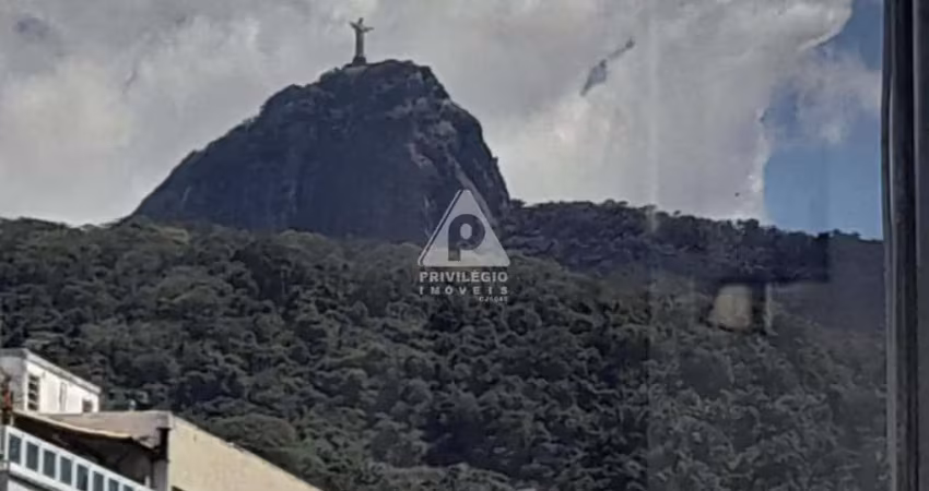 Apartamento 2 quartos dependência completa vaga garagem claro arejado rua arborizada tranquila localização privilegiada.