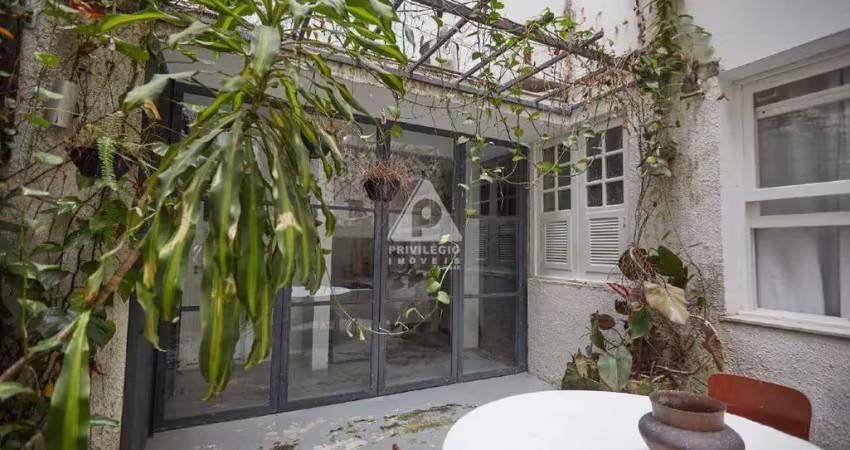 Imperdível! apartamento reformado à venda a poucos passos da praia, no posto 6!