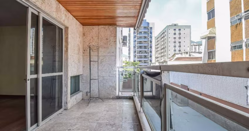 Apartamento à venda na Tijuca, com 4 quartos e 3 vagas na escritura. Localização privilegiada! Melhor trecho da rua, próximo ao Colégio Santos Anjos.