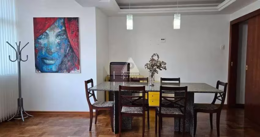 Apartamento de dois quartos com suíte, de frente, andar alto e vaga de garagem.