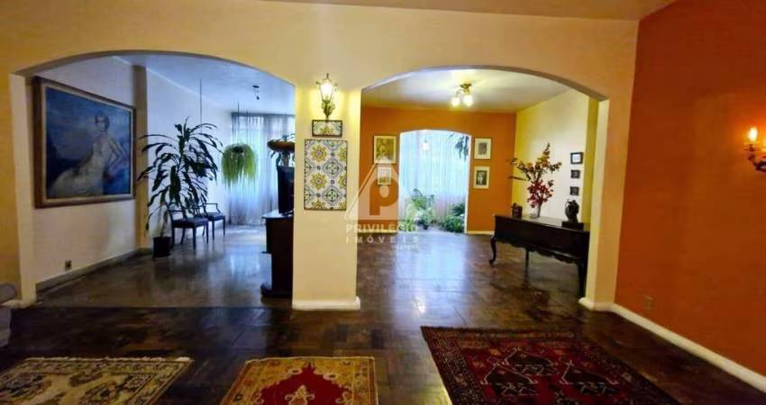 Apartamento com 237m², varandão, sala em 4 ambientes, vista lateral mar. Somente 1 apto por andar. OPORTUNIDADE!!